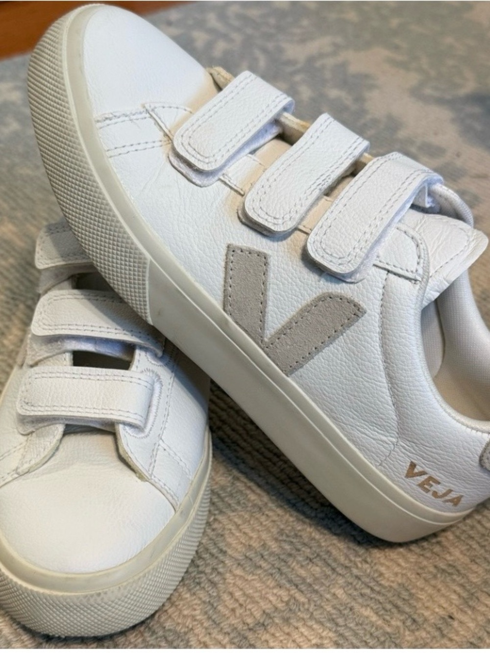 VEJA RECIFE V LOCK
TRIPLE STRAP
WOMENS SZ 8 39
SNEAKERS WHITE
LOW TOP SNEAKERS